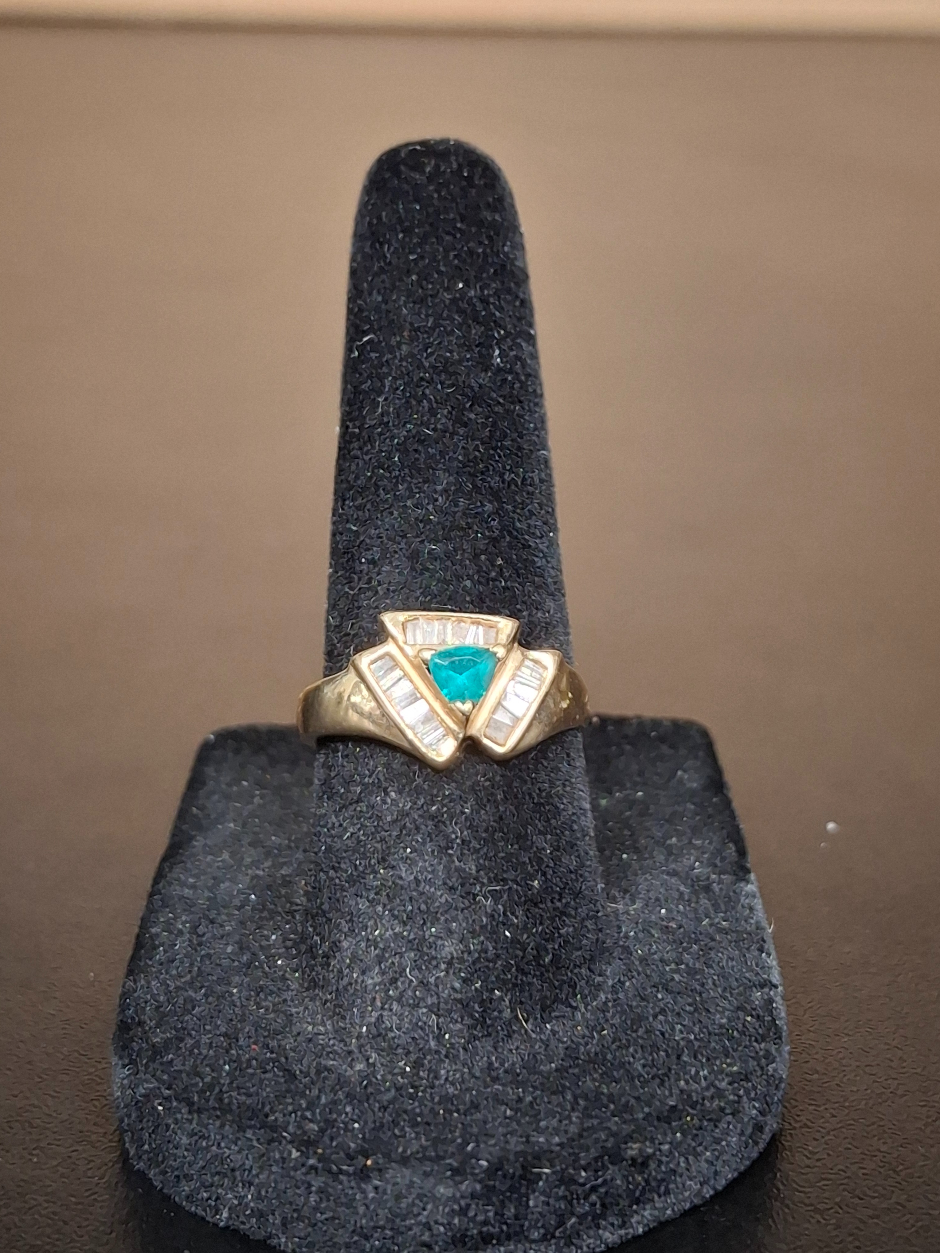 LADY'S STONE RING: 1.71DWT 10K-Y/G, 1-TRILLION CUT EMERALD 0.41CTW, WITH EMARLAD AND DIA BAGUETTE