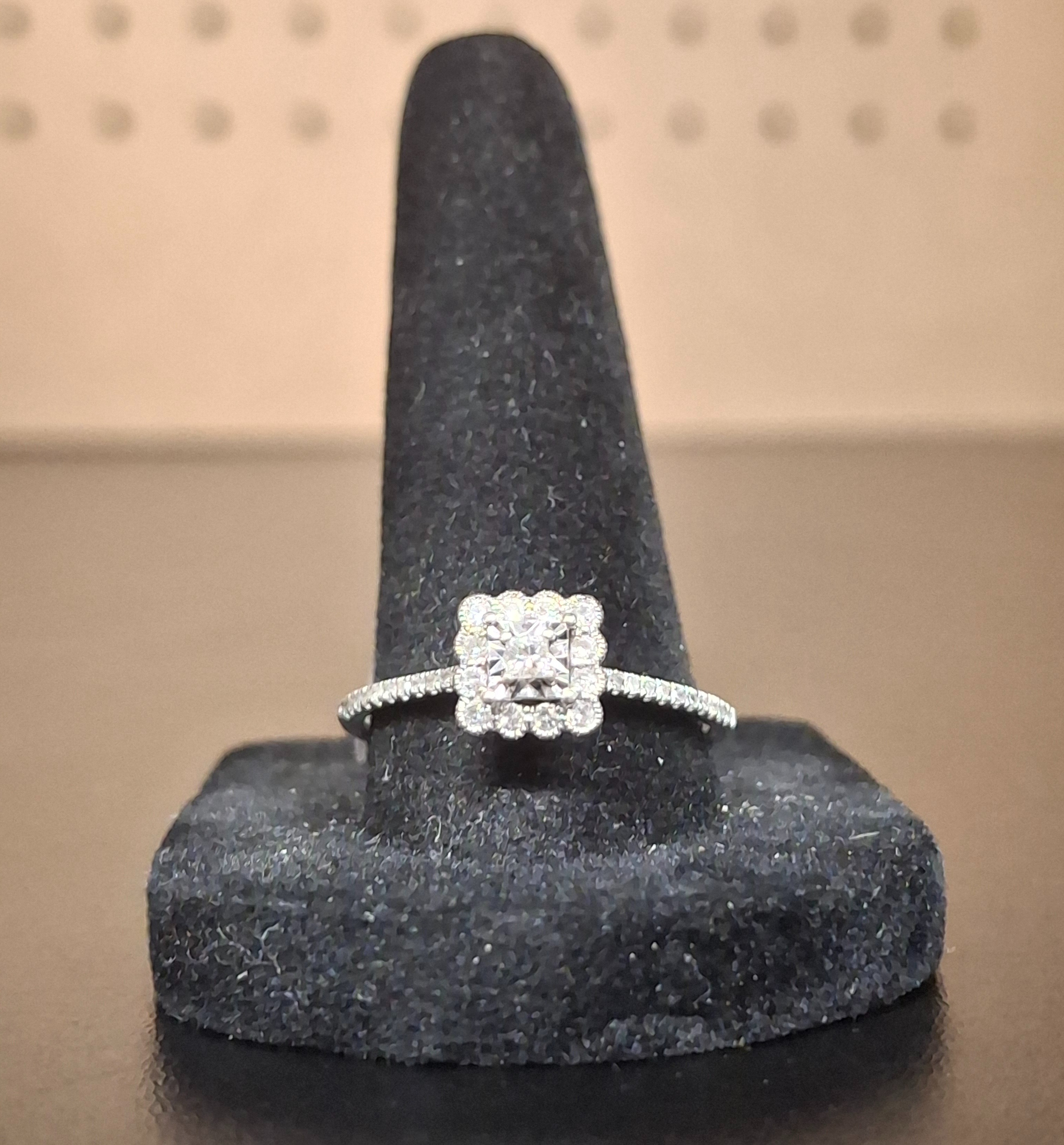 LADY'S DIAMOND CLUSTER RING: 1.29DWT 10K-W/G, 1-ROUND BRILLIANT CUT DIAMOND 0.10CTW, 12-ROUND BRILLIANT CUT DIAMOND 0.60CTW