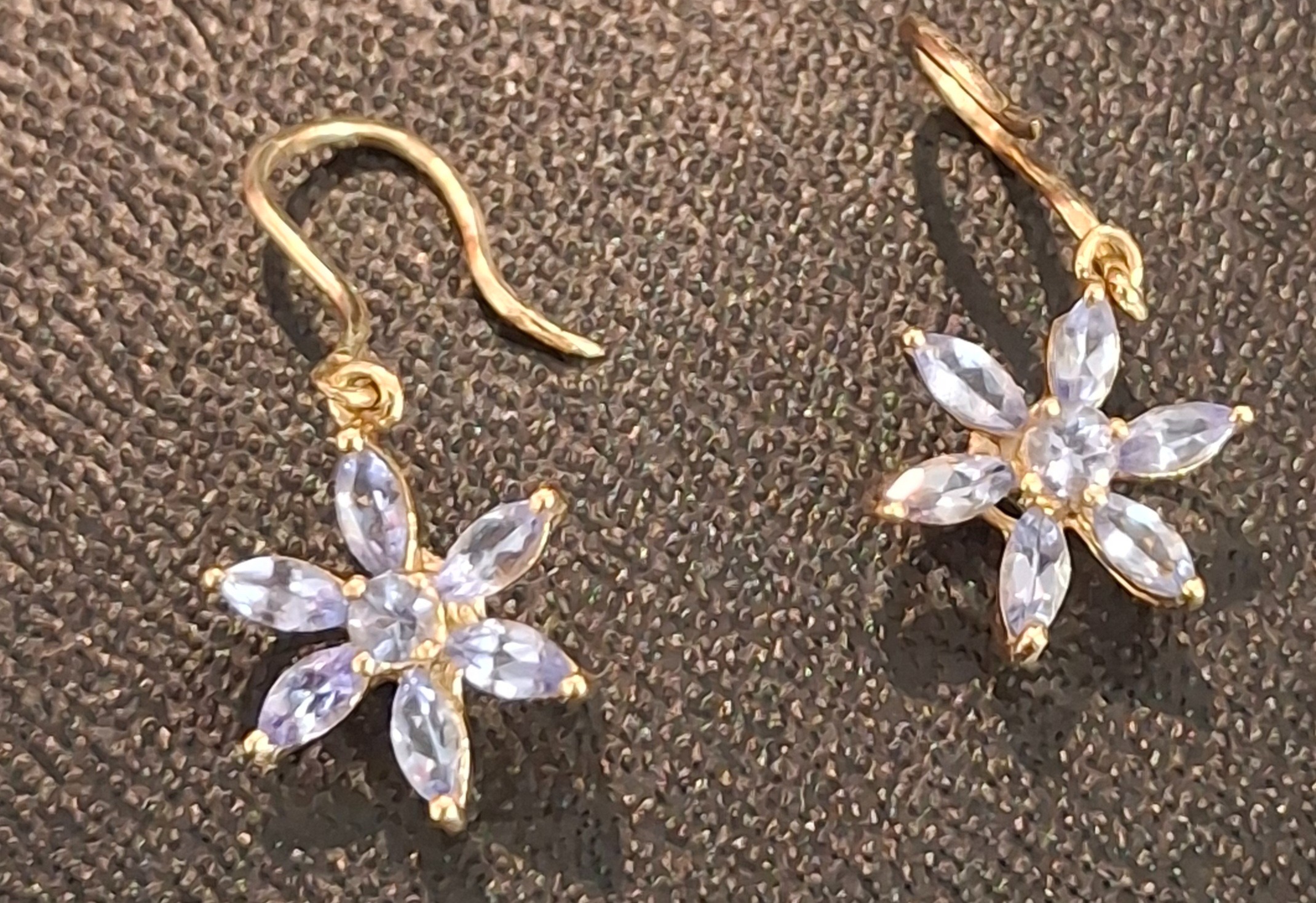 GOLD-STONE EARRINGS: 0.94DWT 10K-Y/G, 6-ROUND CUT PURPLE STONE 0.99CTW