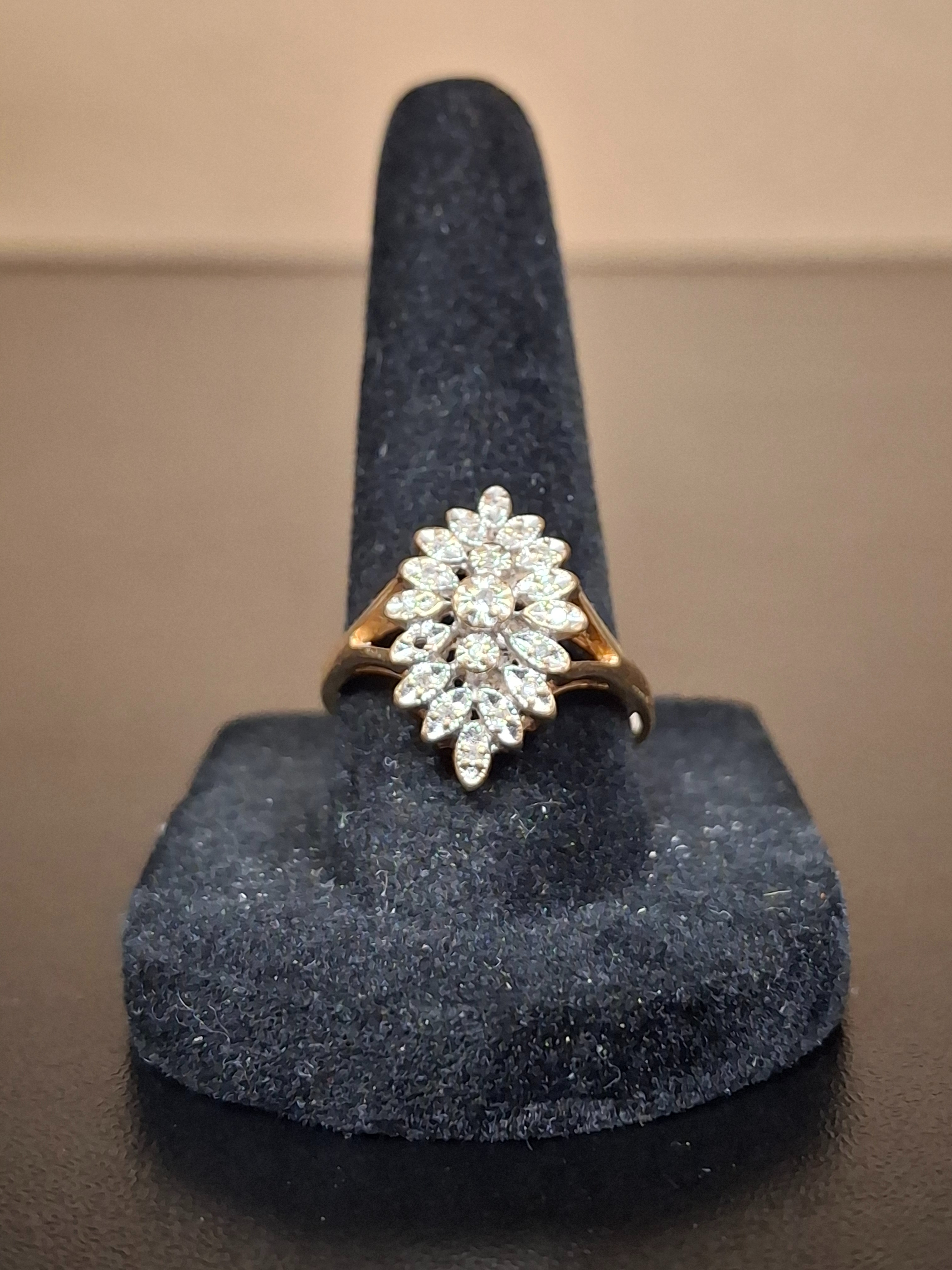 LADY'S DIAMOND CLUSTER RING: 2.21DWT 10K-Y/G, 10-ROUND BRILLIANT CUT DIAMOND 0.10CTW, 10KT LADYS CLUSTER RING