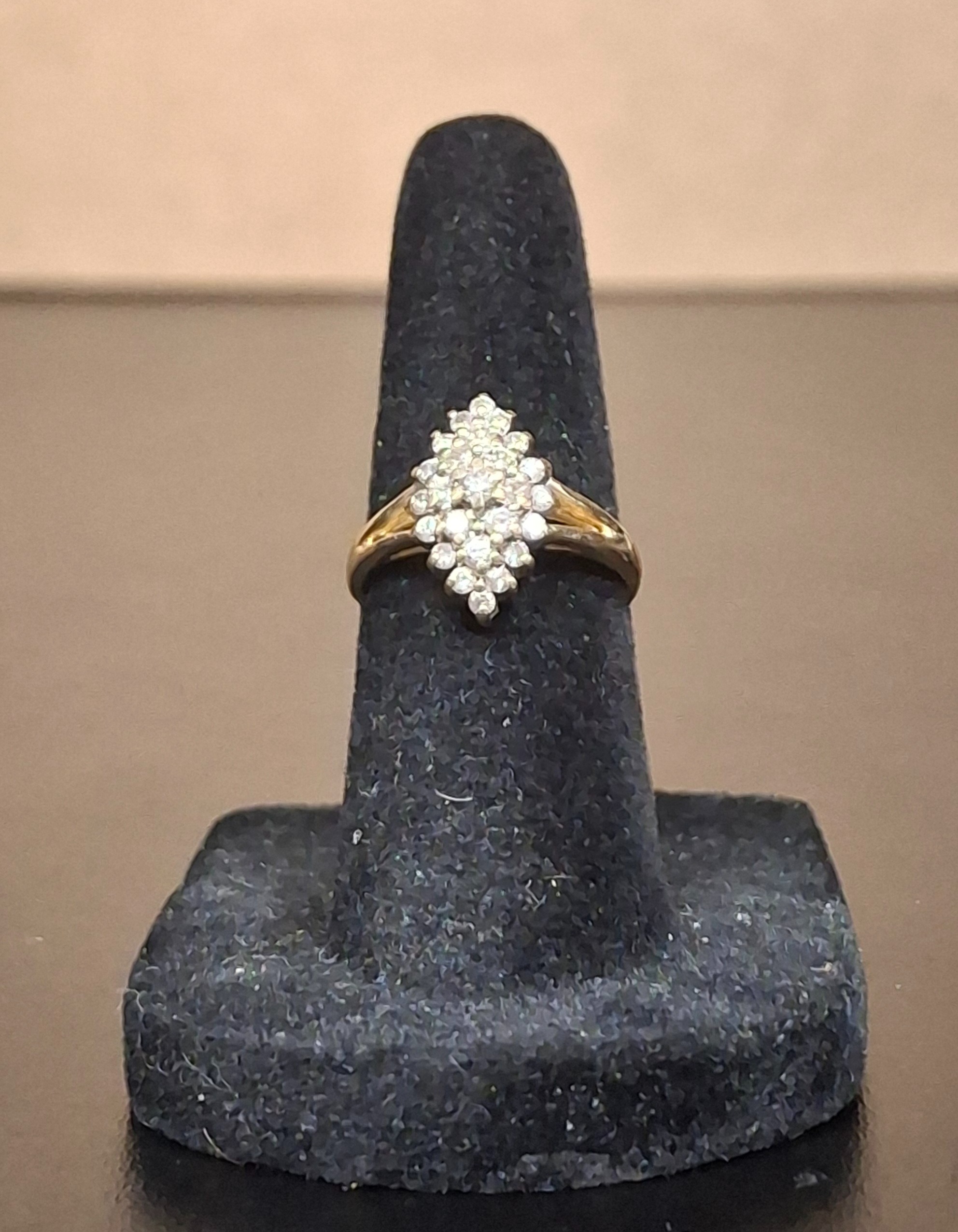LADY'S DIAMOND CLUSTER RING: 1.83DWT 14K-Y/G, 26-ROUND BRILLIANT CUT DIAMOND 0.52CTW