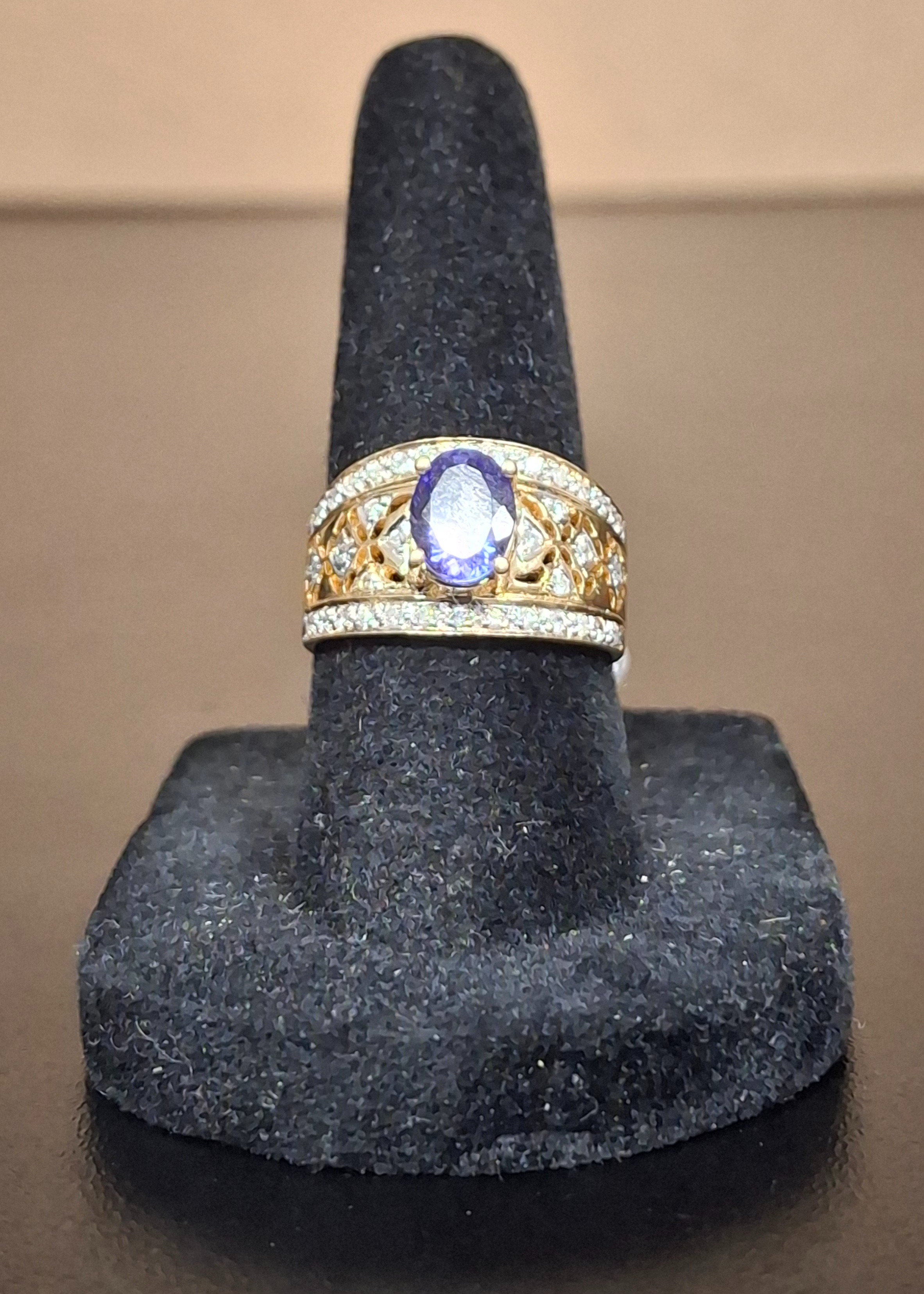 LADY'S GOLD RING: 3.78DWT 18K-Y/G