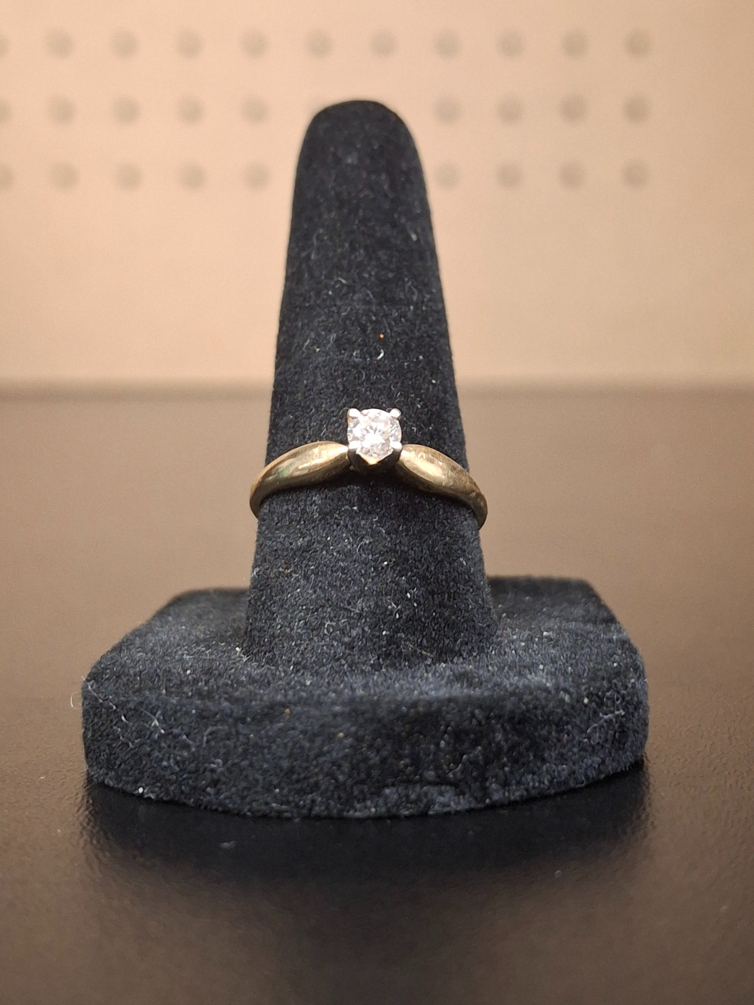 LADY'S DIAMOND SOLITAIRE RING: 1.1DWT 14K-Y/G, 1-ROUND BRILLIANT CUT DIAMOND 0.01CTW