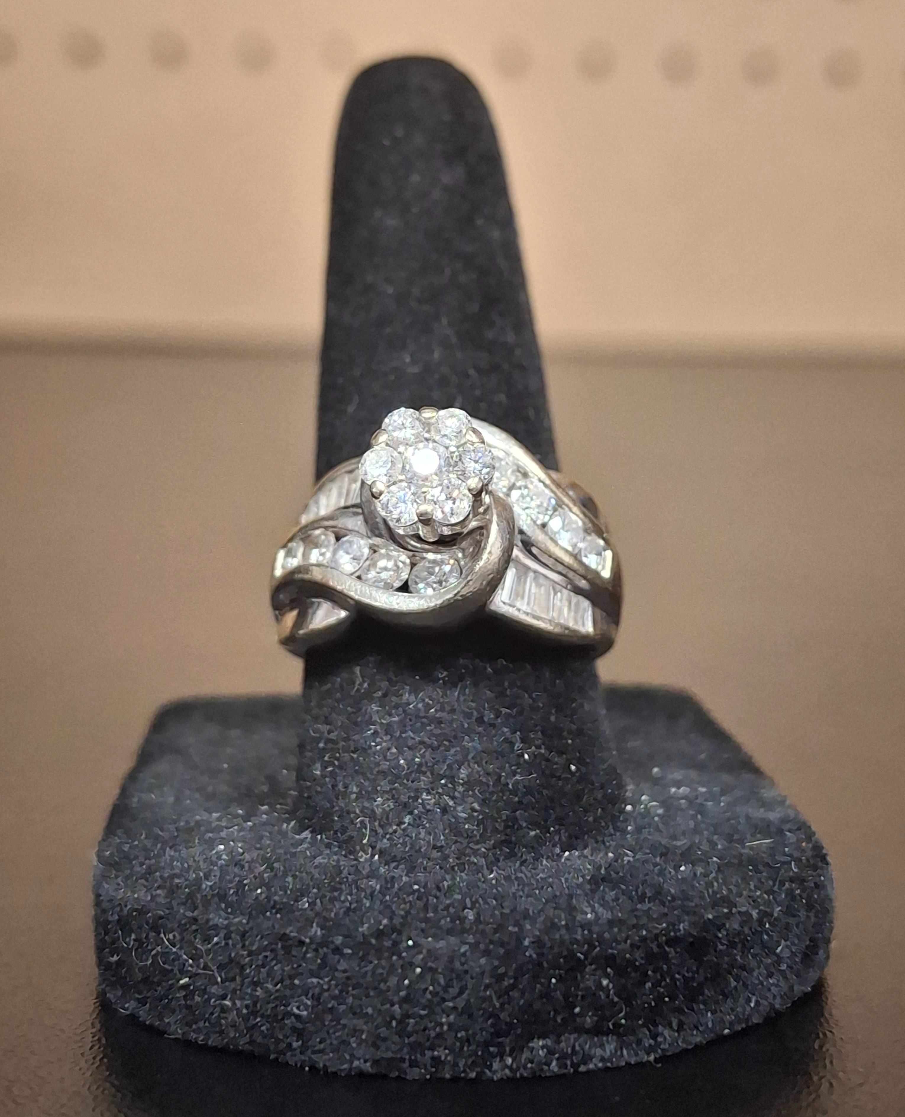 LADY'S DIAMOND CLUSTER RING: 6.91DWT 14K-W/G, 7-ROUND BRILLIANT CUT DIAMOND 0.70CTW, 14-ROUND BRILLIANT CUT DIAMOND 1.12CTW