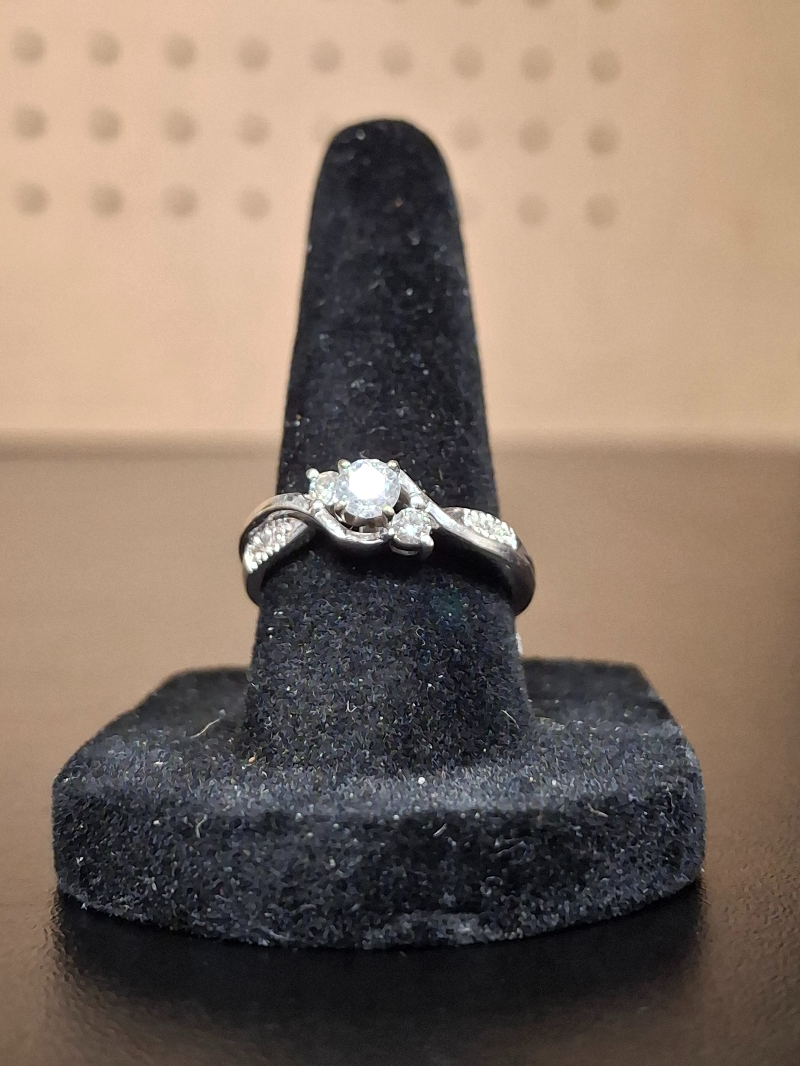 LADY'S DIAMOND SOLITAIRE RING: 2.86DWT 14K-W/G, 1-ROUND BRILLIANT CUT DIAMOND 0.07CTW, 14KT WHITE GOLD