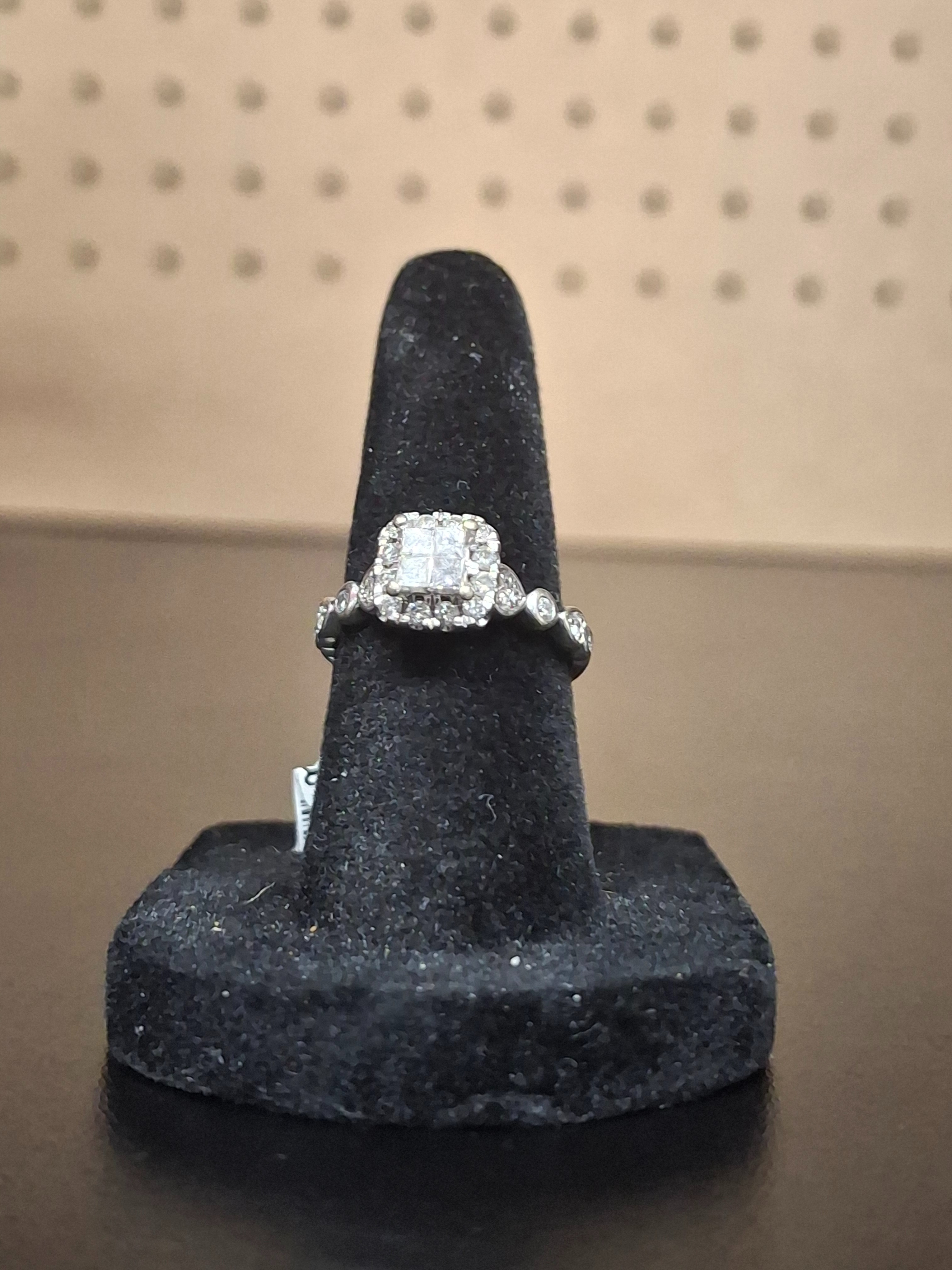 LADY'S DIAMOND CLUSTER RING: 1.67DWT 14K-W/G, 1-ROUND BRILLIANT CUT DIAMOND 0.16CTW, 1-ROUND BRILLIANT CUT DIAMOND 0.08CTW, 8-ROUND BRILLIANT CUT DIAMOND 0.24CTW, W/G DIA CLUST